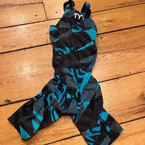 TYR Avictor size 23 closed back techsuit